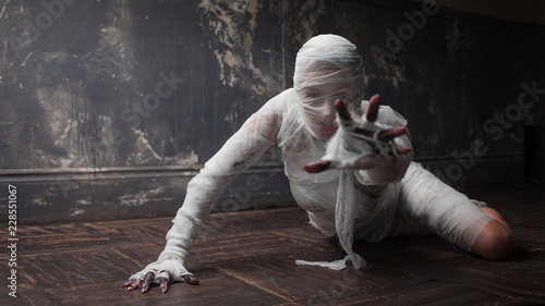 Bild auf Leinwand Scary mummy creeps on you