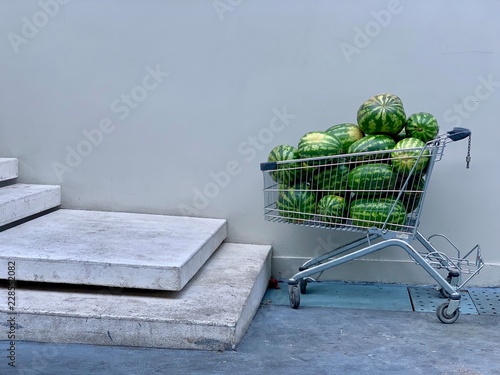 Einkaufswagen mit Wassermelonen photo