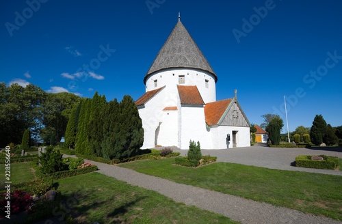 Defensive round church in O...