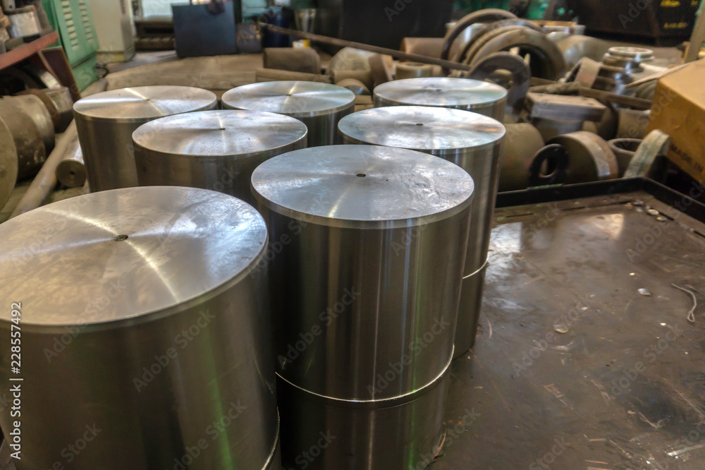 After turning, round parts are in stock in the workshop. After turning, round parts are in stock in the workshop.