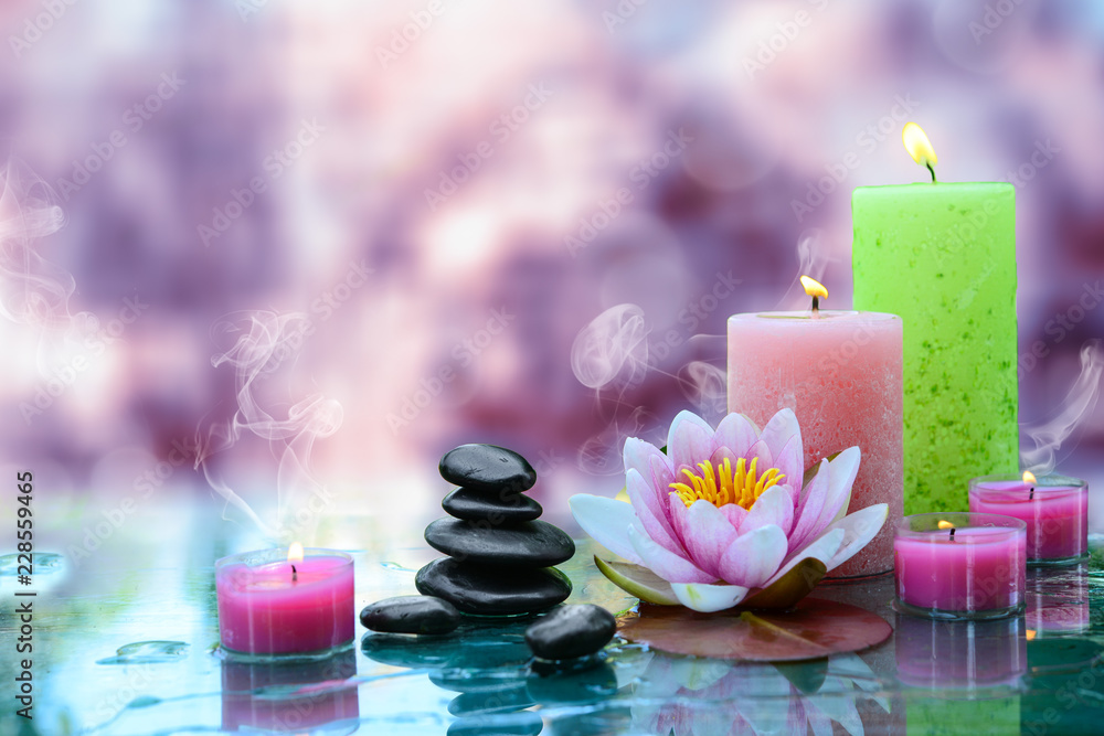 Wellness-Steine mit Seerose und Kerzen Stock-Foto | Adobe Stock