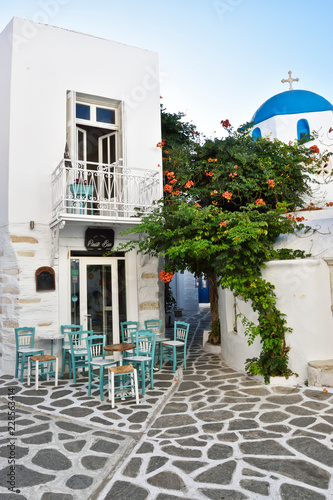 Ile grecque, petite place typique avec restaurant et bougainvillier