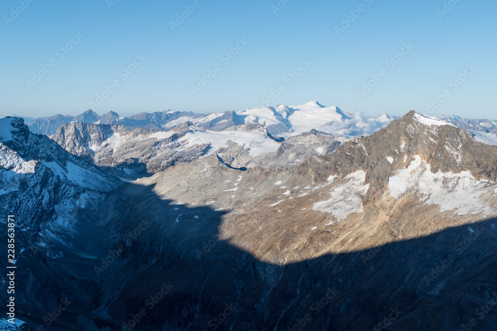 Fototapeta premium autumn hike to grosses Wiesbachhorn in glocknergruppe hohe tauern in austria