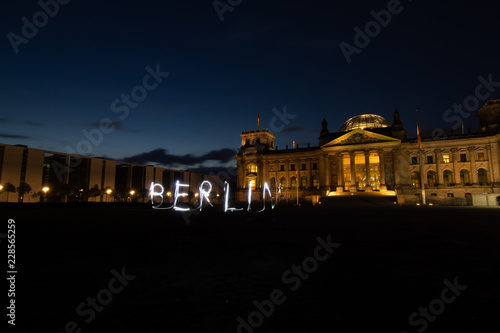Schriftzug Berlin vor dem Reichstagsgebäude / Bundestag