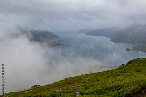 einsame Natur, Blick von den Bergen auf einen Fjord