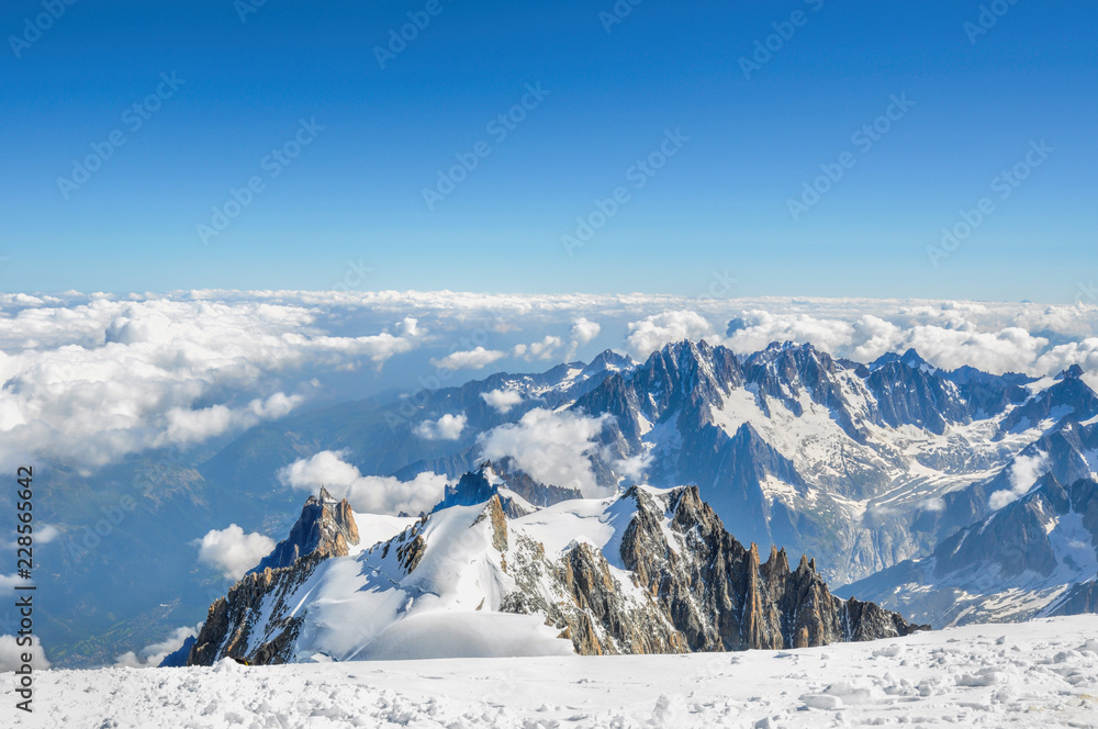 Obraz premium view of the peak of Aiguille du Midi from the summit of Mont Blanc on a sunny day