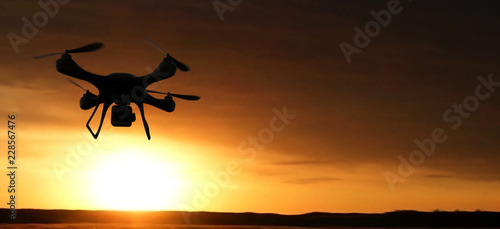 Fotografia quadrocopters silhouette in the background