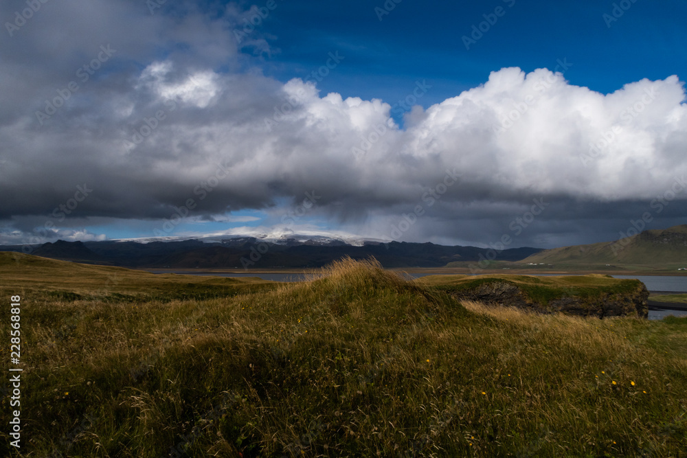Fototapeta premium Campa verde con glaciar al fondo, Islandia