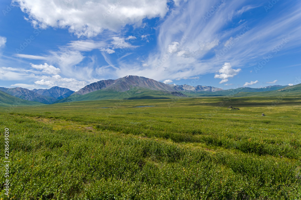 A path through the Oroi Pass to Shavlinsky Lakes.