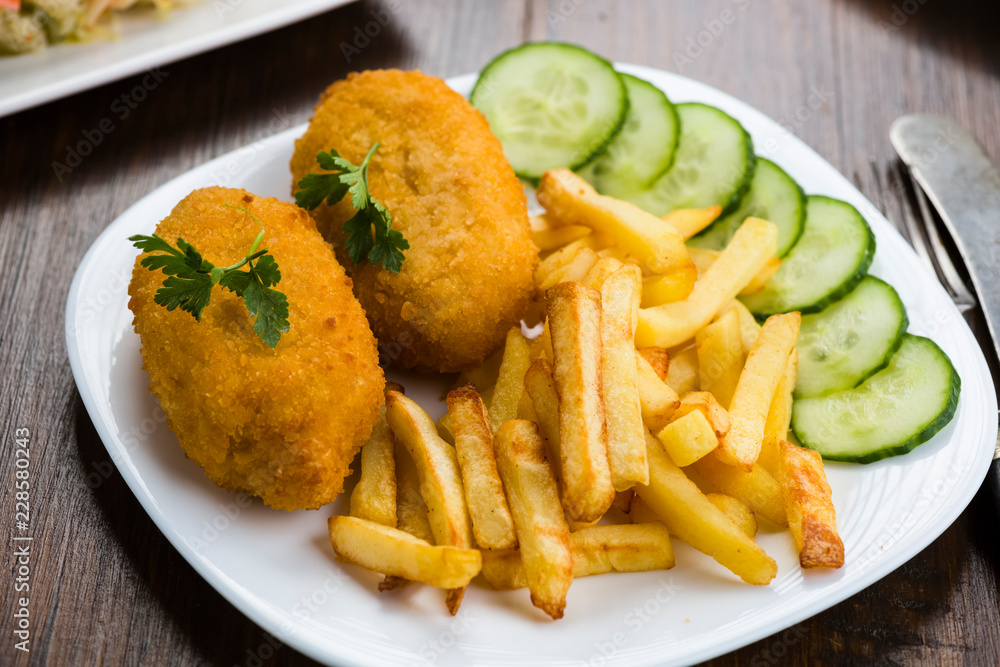 Cutlet de volaille with fries Cutlet de volaille with fries