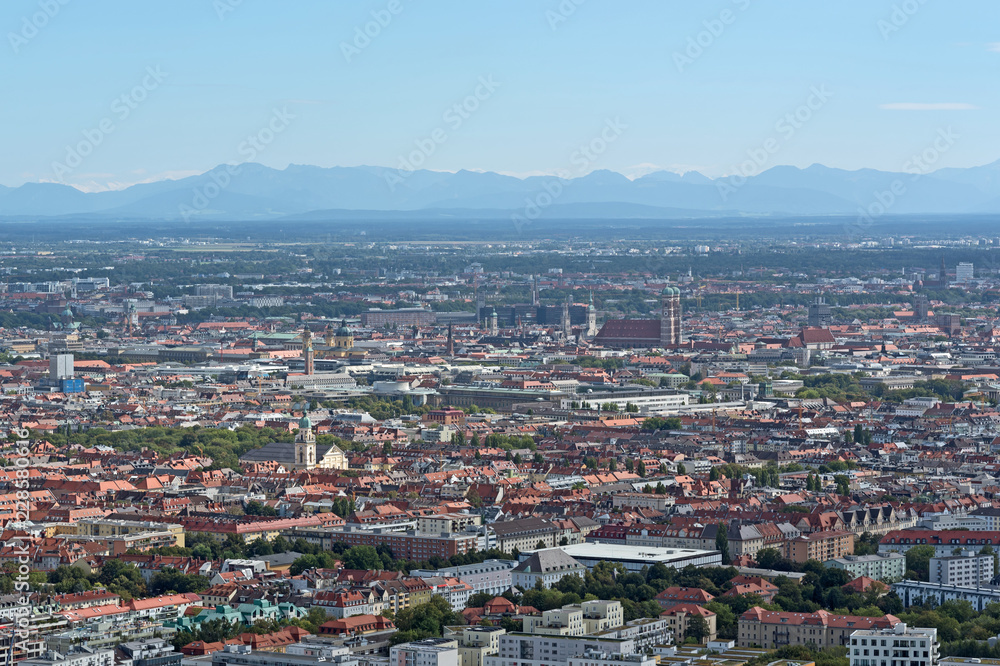 München mit Blick auf die Alpen