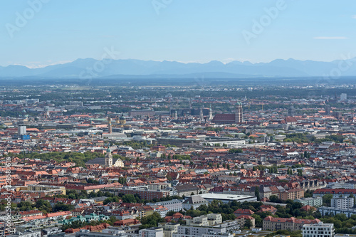 Fototapeta Naklejka Na Ścianę i Meble -  München mit Blick auf die Alpen