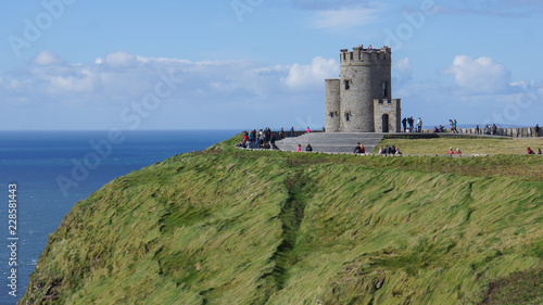 Foto O'Brien's Tower built in 1835 as a viewing point for tourists visiting the Cliff