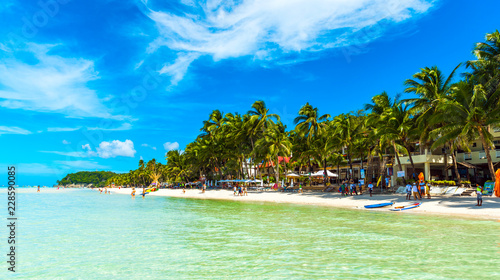 Widok na piaszczystą plażę, Boracay, Filipiny. Skopiuj miejsce na tekst.