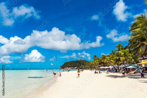 Widok na piaszczystą plażę, Boracay, Filipiny. Skopiuj miejsce na tekst.