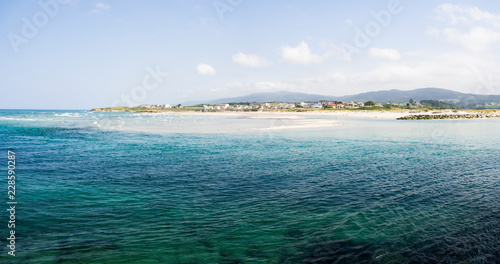 Ría de Foz en Lugo, vistas del mar azul Cantábrico con aguas transparentes y playas de arena blanca, en vacaciones 2018 España Galicia