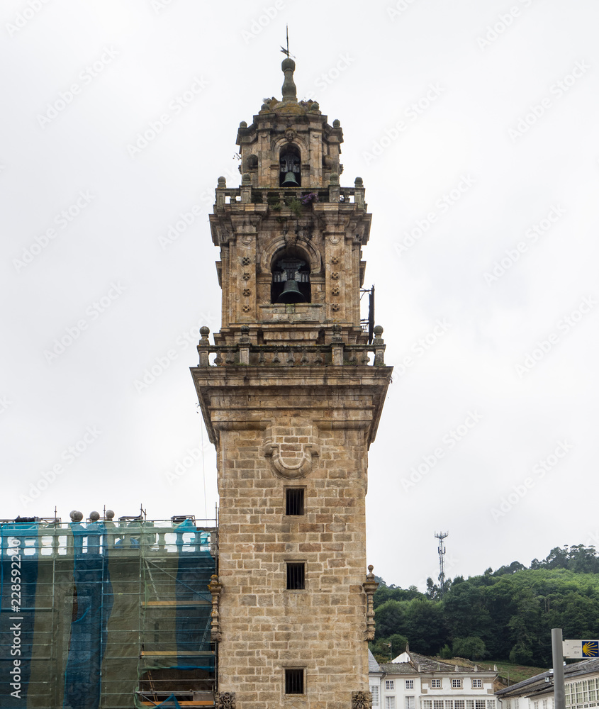 Vistas del campanario de la catedral de  Mondoñedo en Lugo, España, en el verano de 2018.