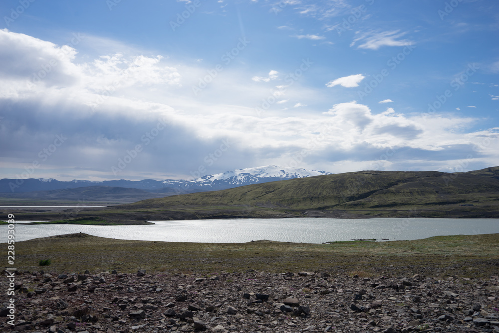 Berg- und Seen-Landschaft auf der Fahrt ins isländische Hochland – Blick auf den Hekla / Süd-Island Berg- und Seen-Landschaft auf der Fahrt ins isländische Hochland – Blick auf den Hekla / Süd-Island