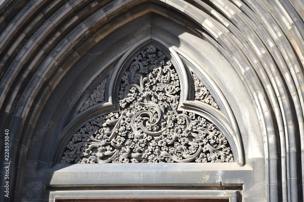 Каменная резьба в тимпане собора святого Джона в Эдинбурге