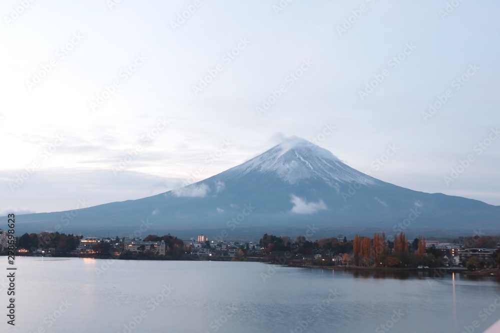 秋の河口湖の富士山/河口湖の秋のきれいな富士山