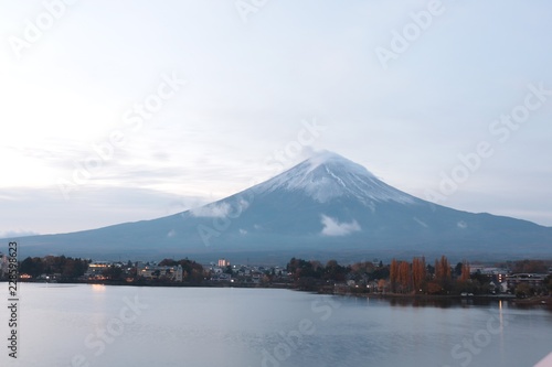 秋の河口湖の富士山/河口湖の秋のきれいな富士山