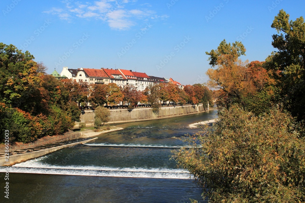 Blick von der Maximiliansbrücke auf die Isar im Herbst, München, Bayern