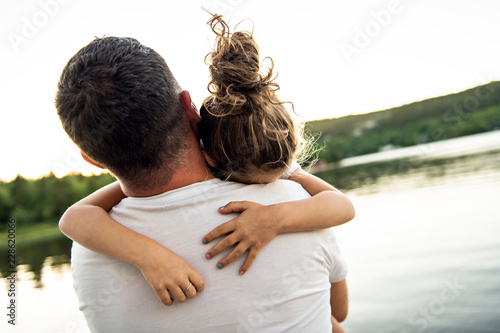 Fotografie father and daughter solace on the pier warm summer day h