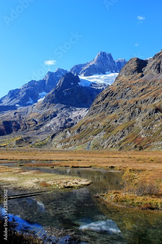 aiguille des Glaciers et lac Combal photo