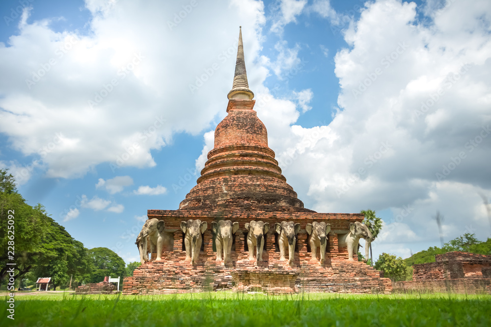 Naklejka premium Wat Sorasak temple in Sukhothai province, Thailand.