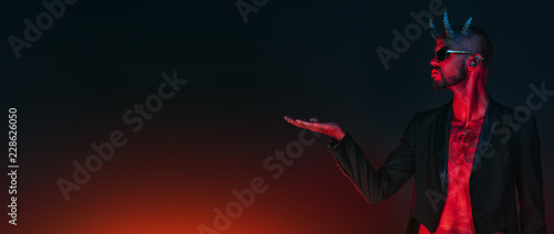 Foto devilish man in glasses