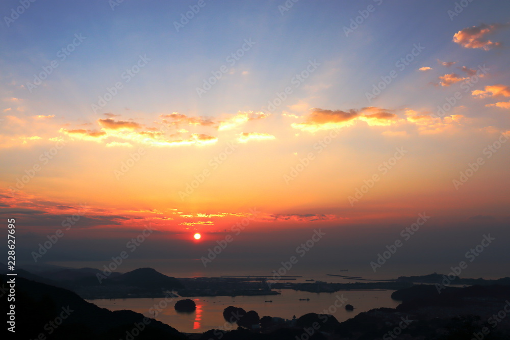 山頂から日の出を眺める（高知市鷲尾山より）