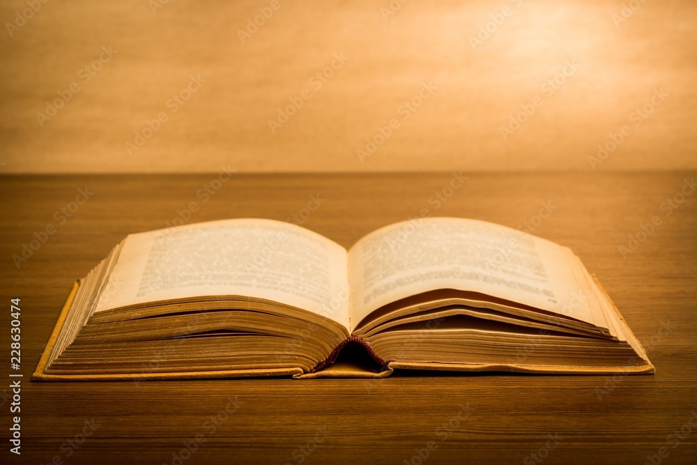 Obraz premium Open Book on tablet