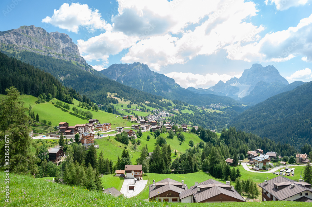 Obraz premium Impression of the Rugged Alpine Mountains in the Italian Dolomites on a beatiful Summer's Afternoon.
