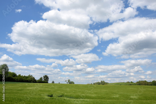 Feld mit Wolken