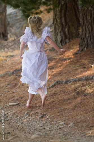 girl in white dress running away © Igno