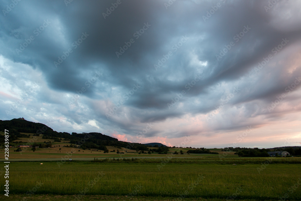 Fototapeta premium Gewitterwolken im Abendrot - Schwäbische Alb