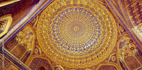 Moschea in Uzbeksitan  interno. Particolare della cupola con decori turchesi e oro.
