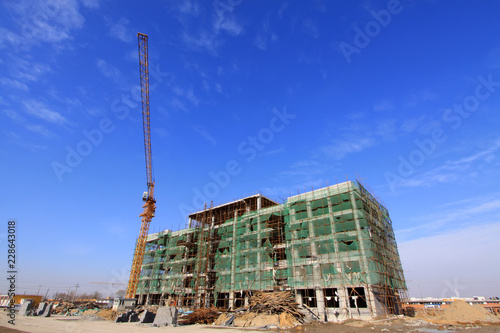 Foto unfinished building under the blue sky