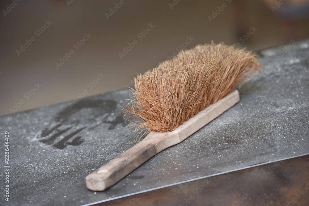 brosse outils outillage travail emploi chomage travail job metier brosse  poussiere Stock Photo