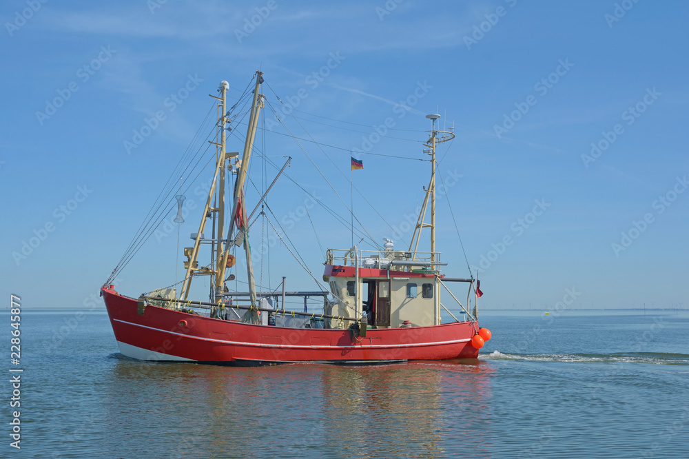 Krabbenkutter vor Nordstrand in Nordfriesland,Nordsee,Schleswig-Holstein,Deutschland Krabbenkutter vor Nordstrand in Nordfriesland,Nordsee,Schleswig-Holstein,Deutschland