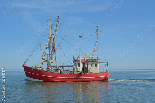 Krabbenkutter vor Nordstrand in Nordfriesland,Nordsee,Schleswig-Holstein,Deutschland