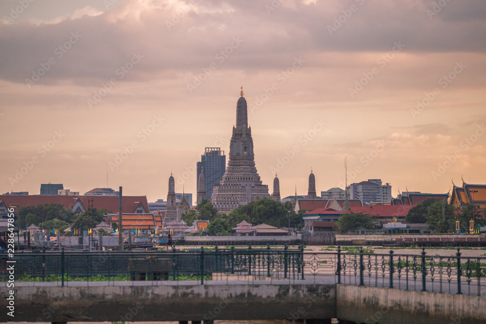 Fototapeta premium Wat Arun Ratchawararam Ratchawaramahawihan The Chao Phraya River, symbolizing the beauty of the world is one of the important landmarks. Beautifully decorated with art and architecture.