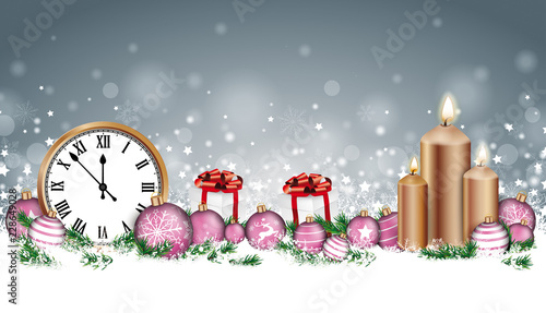 Weihnachten Banner mit Christbaumkugeln, Geschenkkartons und Kerzen im Schnee