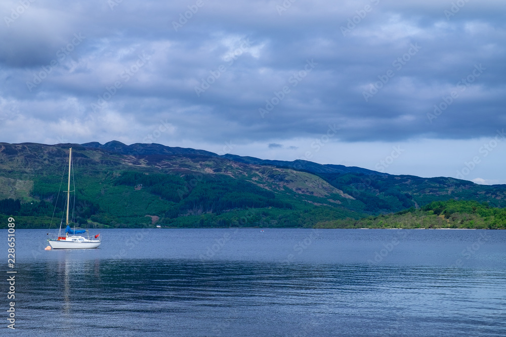 Loch Lomond in den schottlischen Highlands Loch Lomond in den schottlischen Highlands