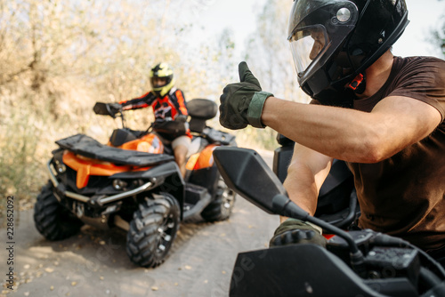 Jeździec ATV pokazuje kciuki do swojego partnera