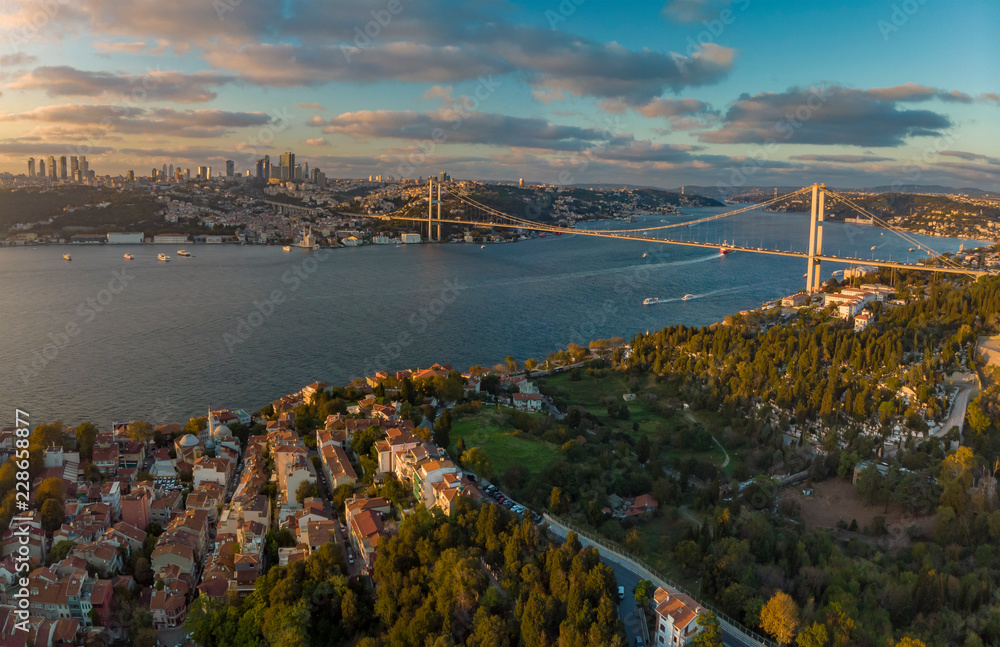 Fototapeta premium Szeroka panorama Mostu Męczenników 15 lipca (dawniej Most Bosfor) między Azją a Europą widok z lotu ptaka od strony azjatyckiej w Stambule w Turcji