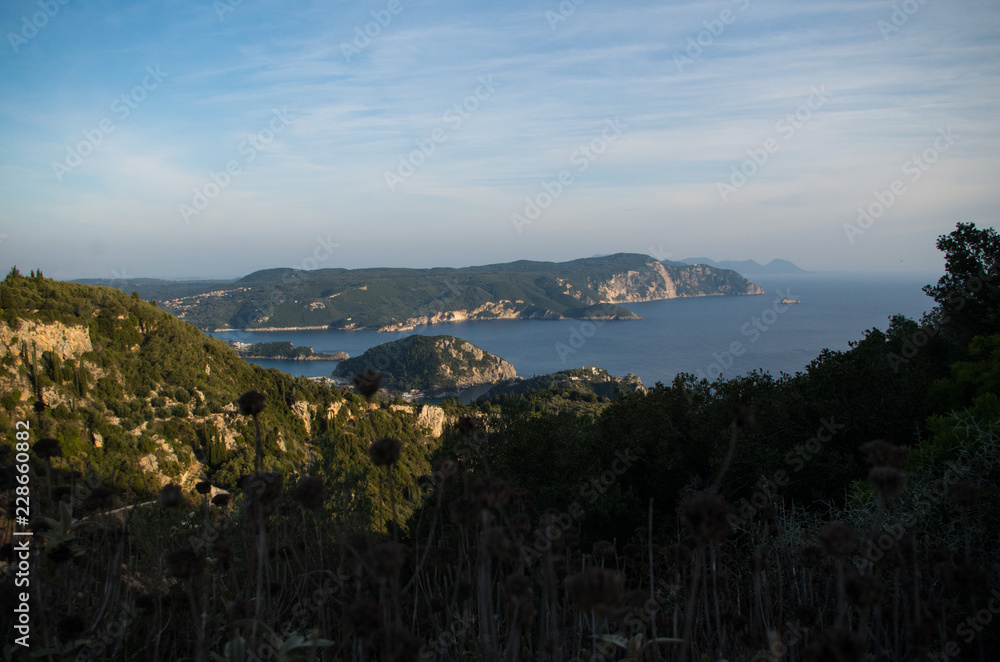 Obraz premium PANORAMA PALEOKASTRIZZA. ISOLA MARE E MONTI