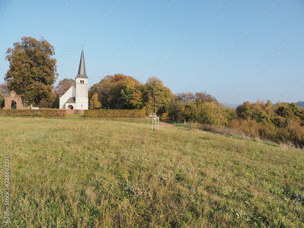 St. Johannes der Täufer Kirche beim Ehrenfriedhof in Kastel-Staadt, neben der Klause und dem Aussichtspunkt Elisensitz

