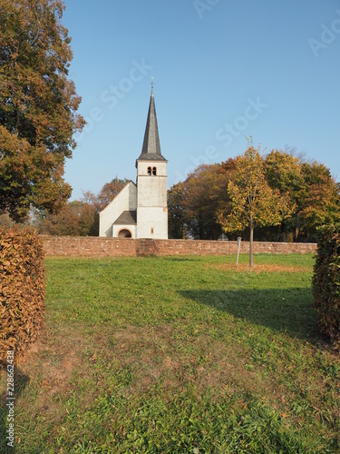 St. Johannes der Täufer Kirche beim Ehrenfriedhof in Kastel-Staadt, neben der Klause und dem Aussichtspunkt Elisensitz