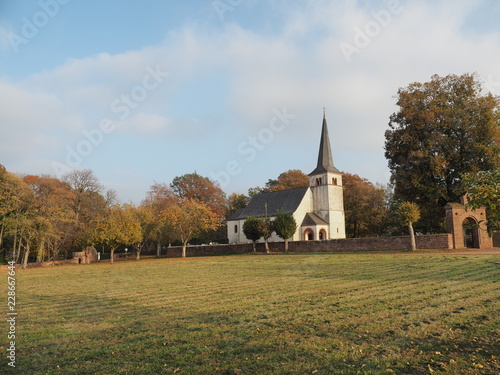 St. Johannes der Täufer Kirche beim Ehrenfriedhof in Kastel-Staadt, neben der Klause und dem Aussichtspunkt Elisensitz 